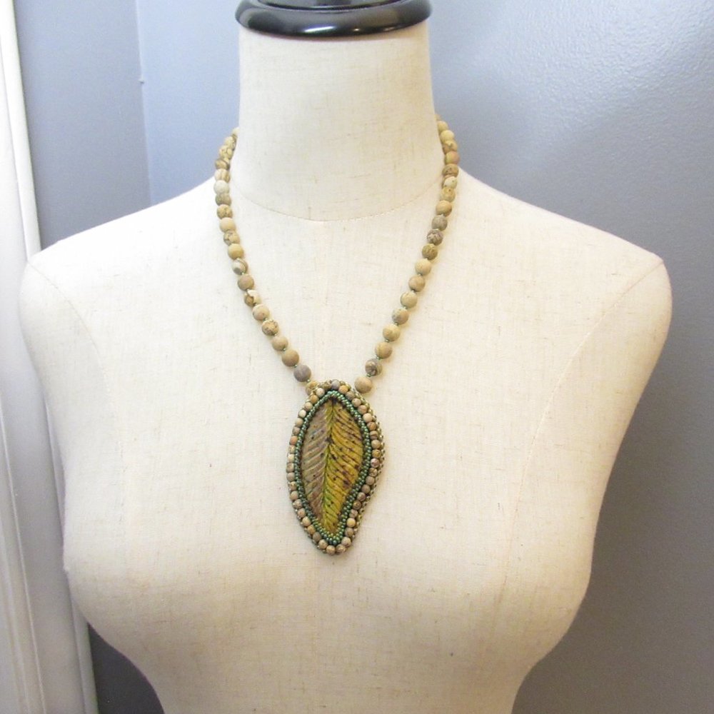 LPA Leaf cabochon necklace